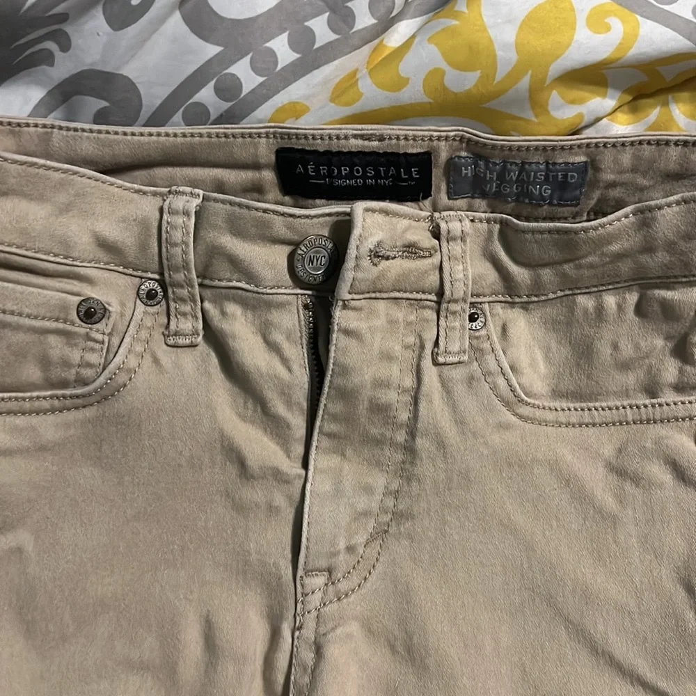 Aeropostale Khaki high rise pants. Size 0 short - Picture 2 of 4